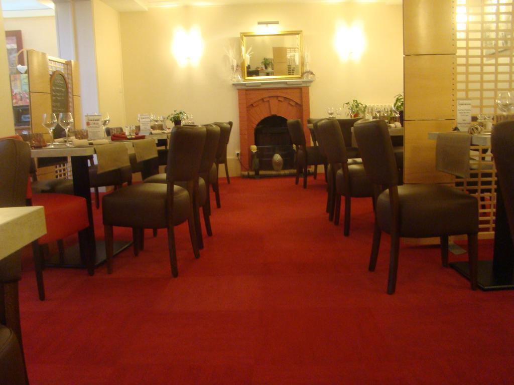 Logis Hotel De France Rochechouart Bagian luar foto