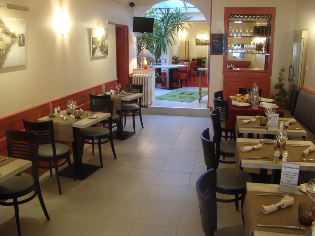 Logis Hotel De France Rochechouart Bagian luar foto
