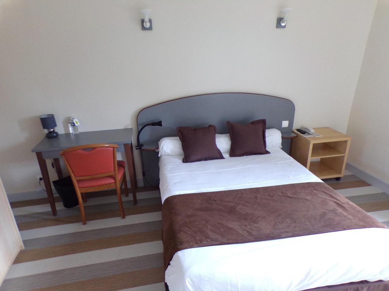 Logis Hotel De France Rochechouart Bagian luar foto