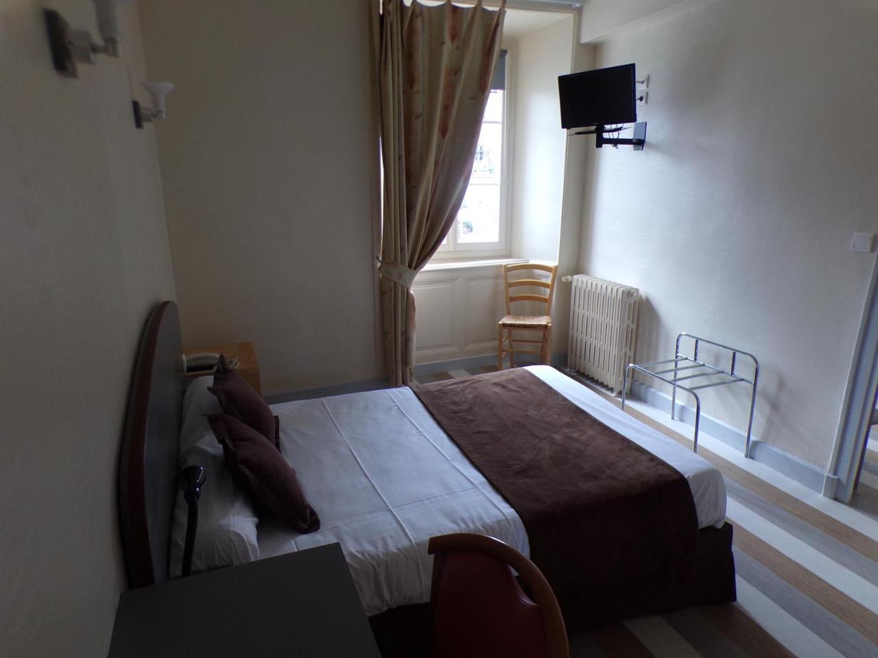 Logis Hotel De France Rochechouart Bagian luar foto