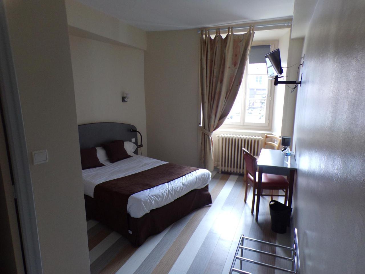 Logis Hotel De France Rochechouart Bagian luar foto