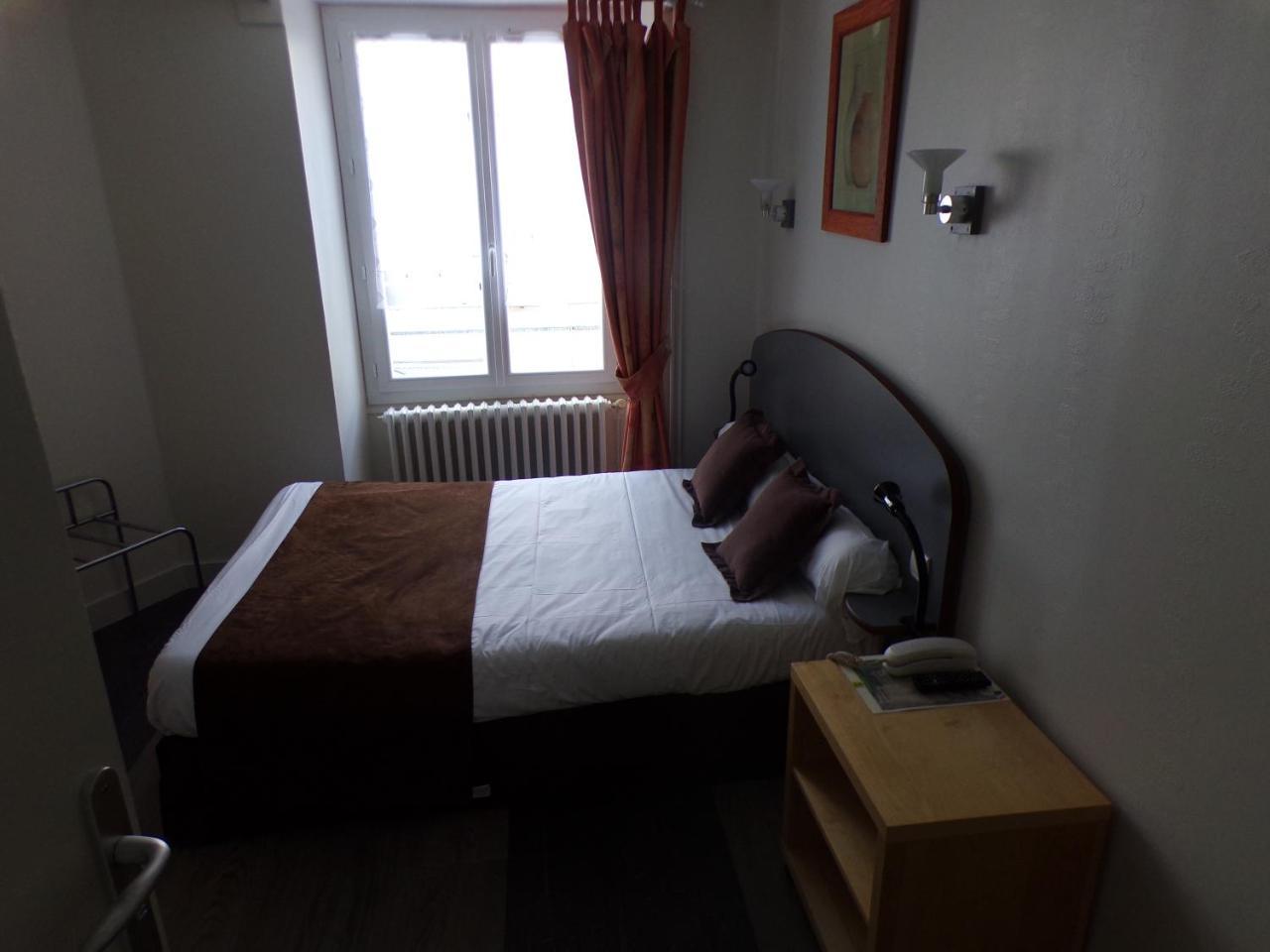 Logis Hotel De France Rochechouart Bagian luar foto