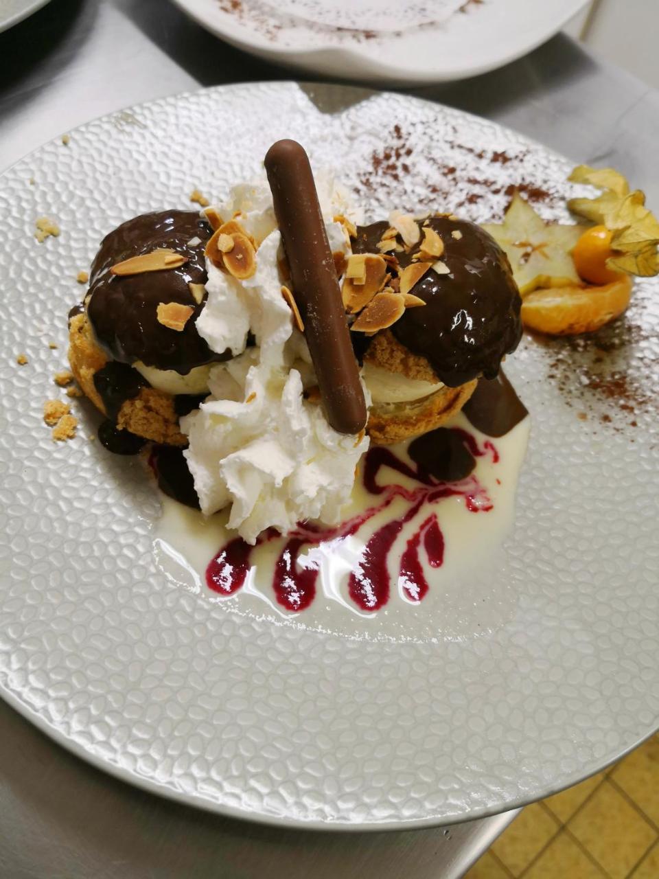 Logis Hotel De France Rochechouart Bagian luar foto