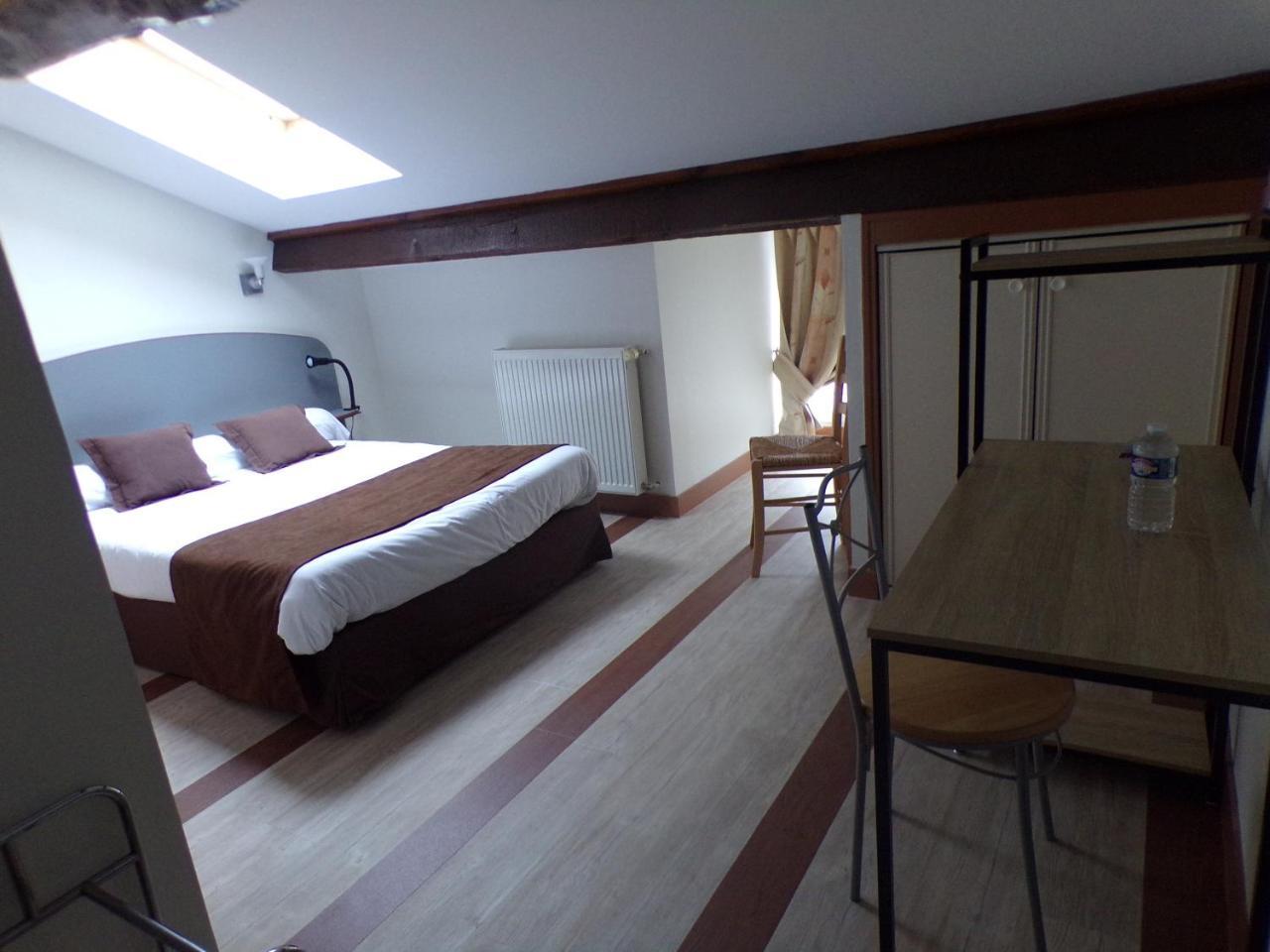 Logis Hotel De France Rochechouart Bagian luar foto
