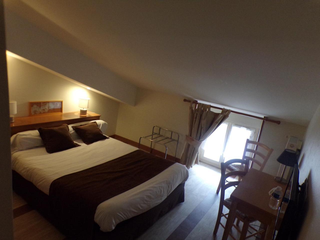 Logis Hotel De France Rochechouart Bagian luar foto