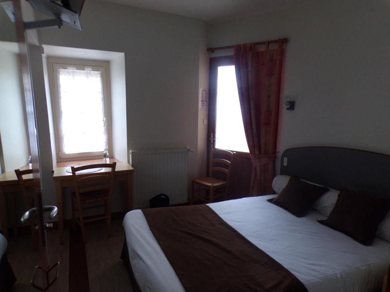 Logis Hotel De France Rochechouart Bagian luar foto